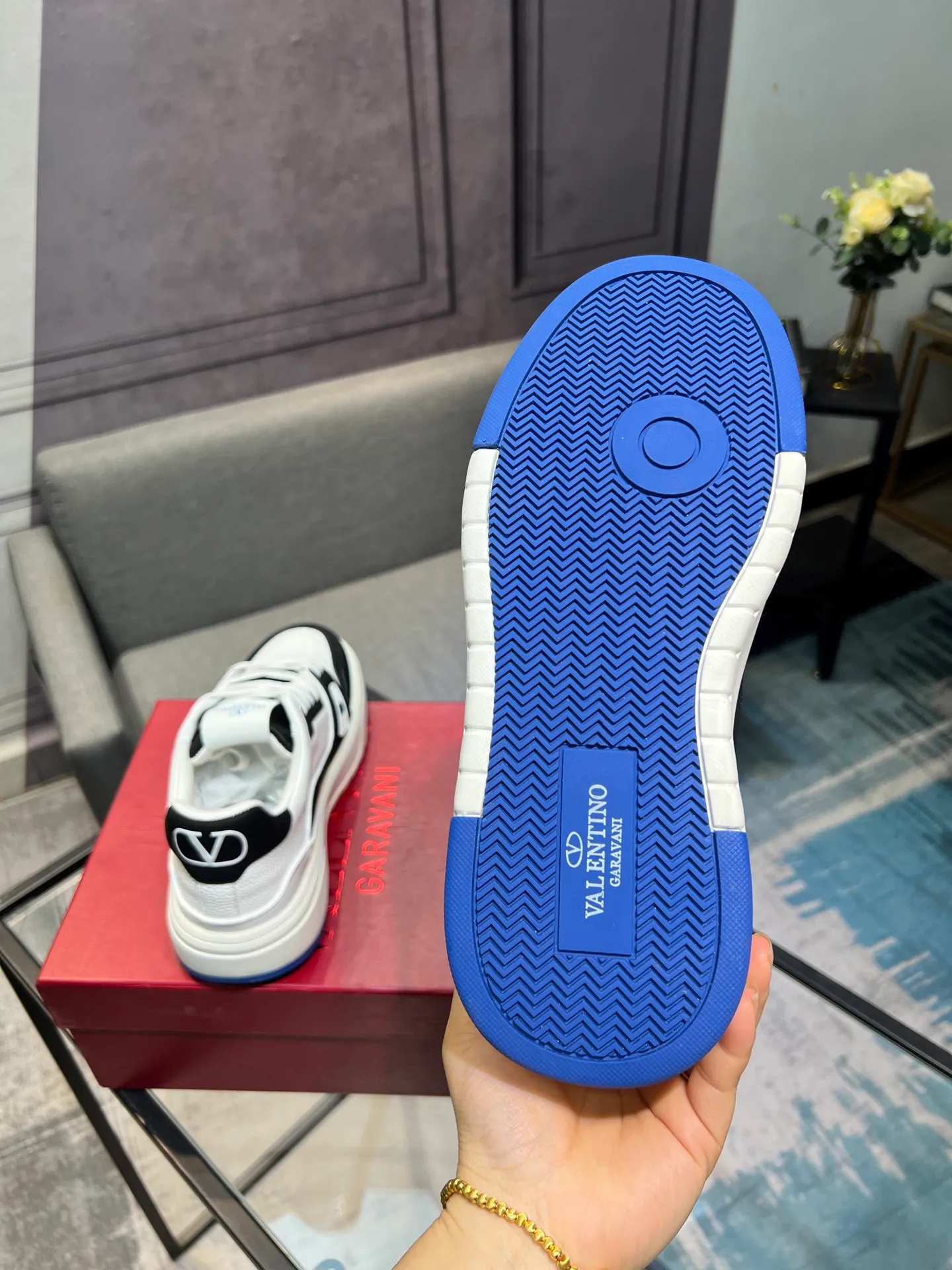 Men's men's shoes 💰660 𝑽𝒂𝒍𝒆𝒏𝒕𝒊𝒏𝒐 Valentino 𝑶𝒏𝒆𝑺𝒕𝒖𝒅 Couple's sneaker series Valentino 2025 latest couple's sneakers, celebrity style, hot sale. The original ZP was purchased and dismantled. Repeated pattern making and modification. I strive to restore the original version 1:1! Top luxury masterpiece, soft and comfortable, combining fashion and leisure, bringing excellent elegant texture and excellent on-foot comfort. Top purchase version upper: imported calfskin surface/original oil edge craftsmanship. Inner: water-dyed cowhide lining. Outsole: original development 𝐓𝐏𝐔 two-color combination outsole. Packaging: original configuration complete package. Code number: 35-44 yards. 34.45 can be customized. Can be customized (self-labeled-no label) order.